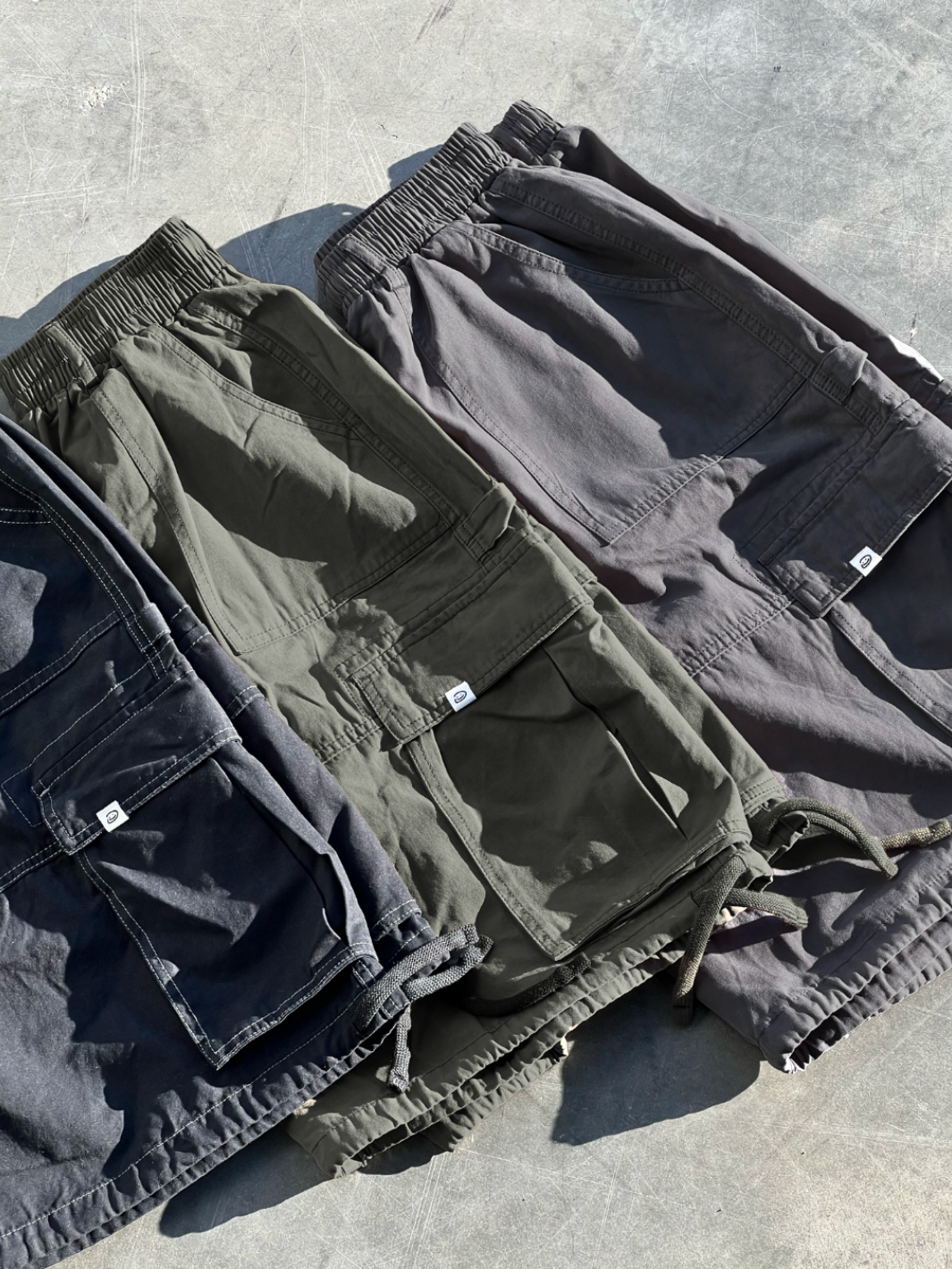 WASHED CARGO SHORTS - GREY