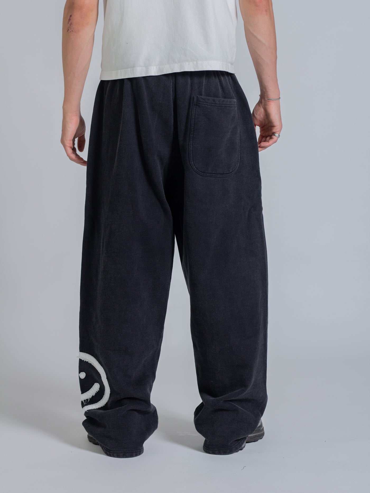 SMILEY PATCH SWEATPANTS - VINTAGE BLACK