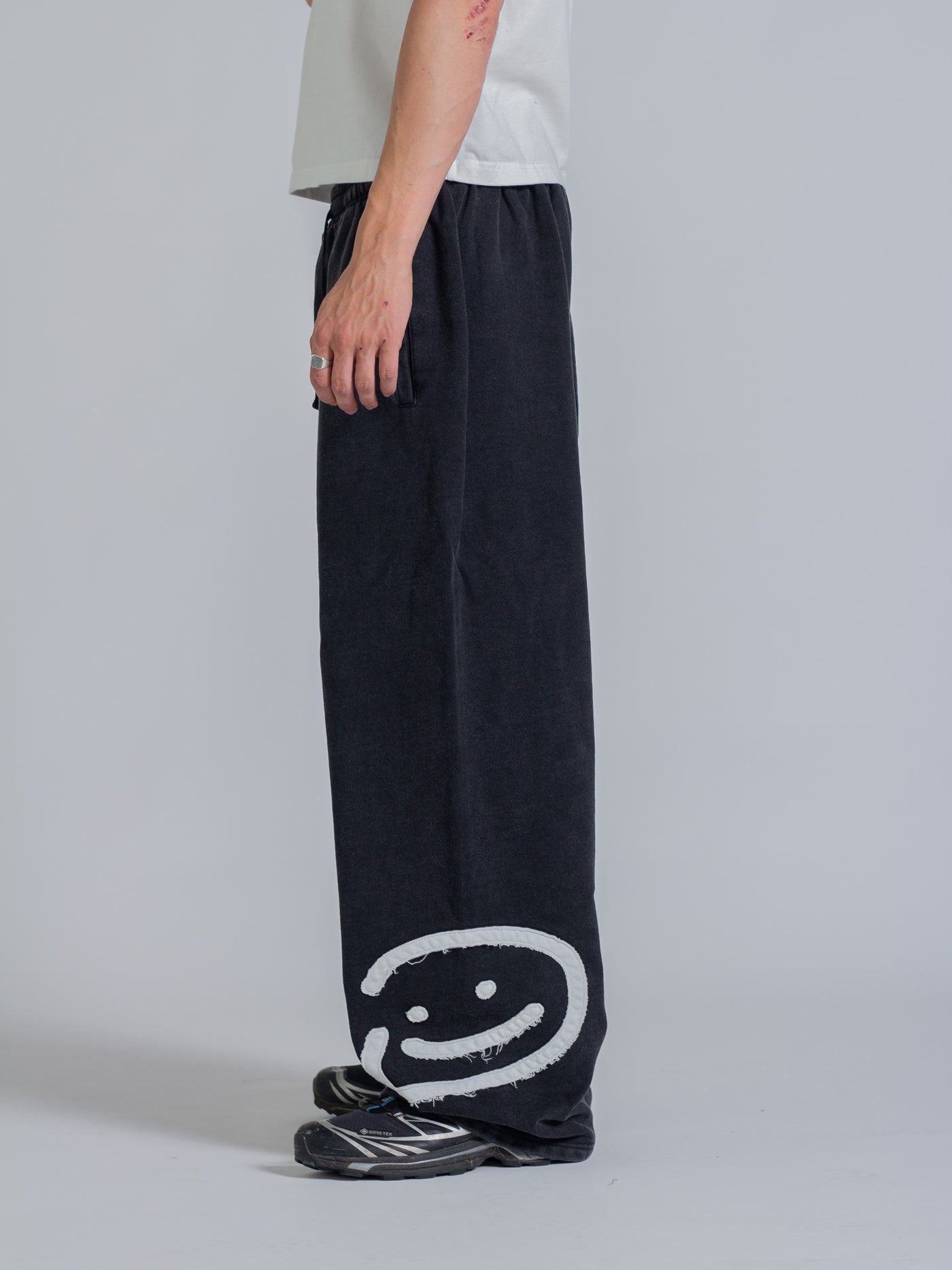 SMILEY PATCH SWEATPANTS - VINTAGE BLACK