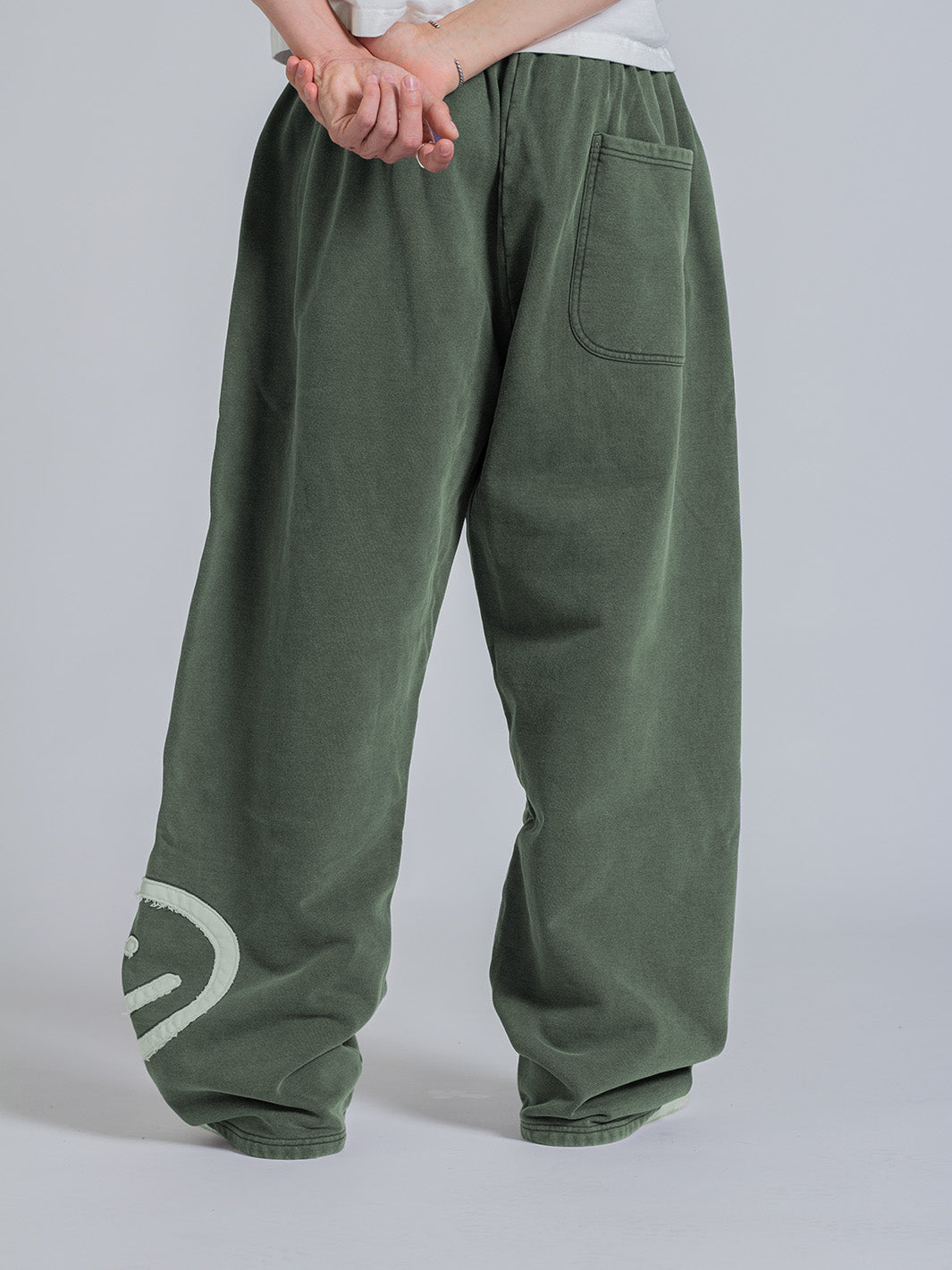 SMILEY PATCH SWEATPANTS - FADED PINE