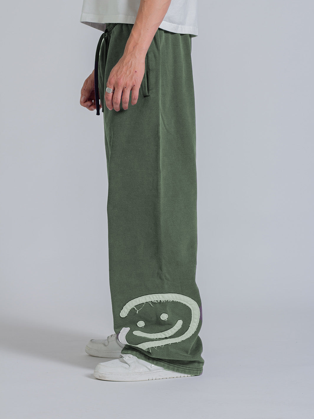 SMILEY PATCH SWEATPANTS - FADED PINE