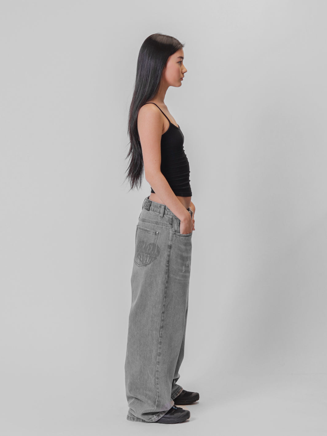 HEART POCKET LOOSE FIT JEANS - LIGHT GREY