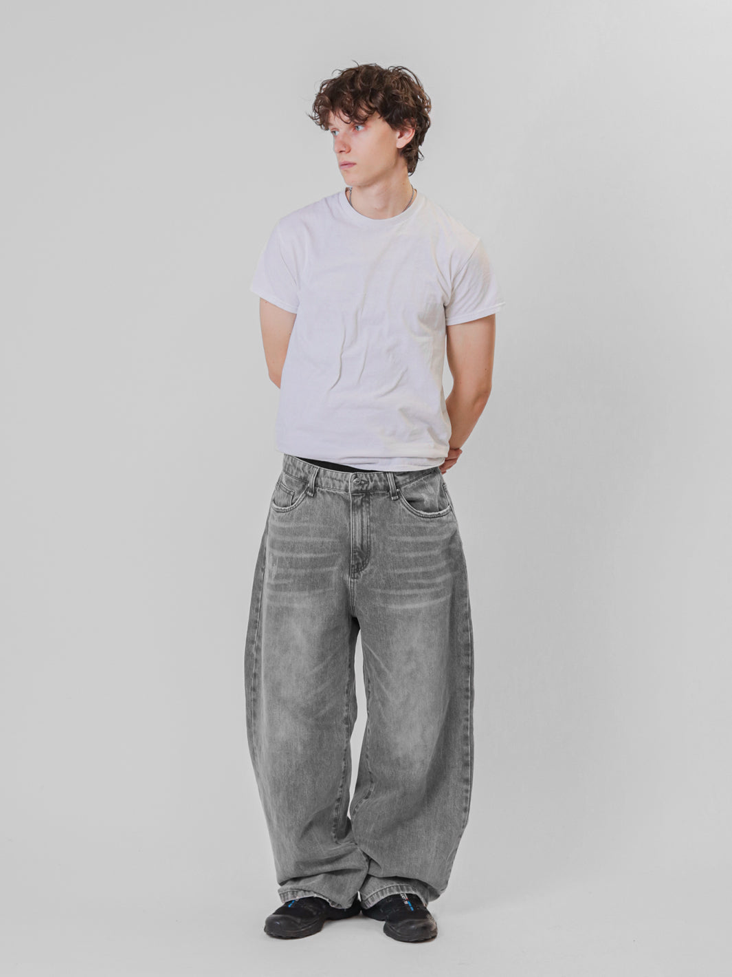 HEART POCKET LOOSE FIT JEANS - LIGHT GREY