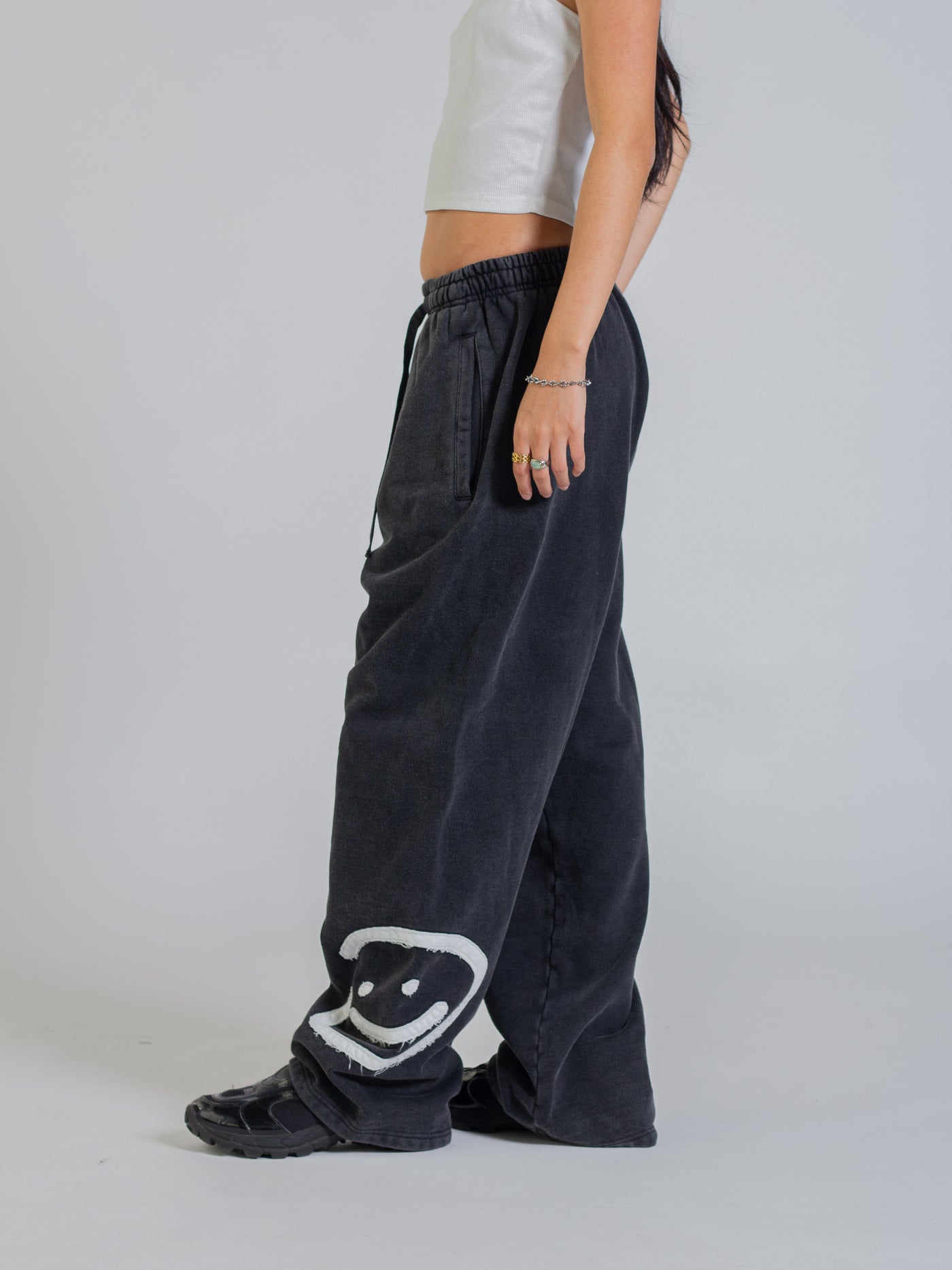 SMILEY PATCH SWEATPANTS - VINTAGE BLACK