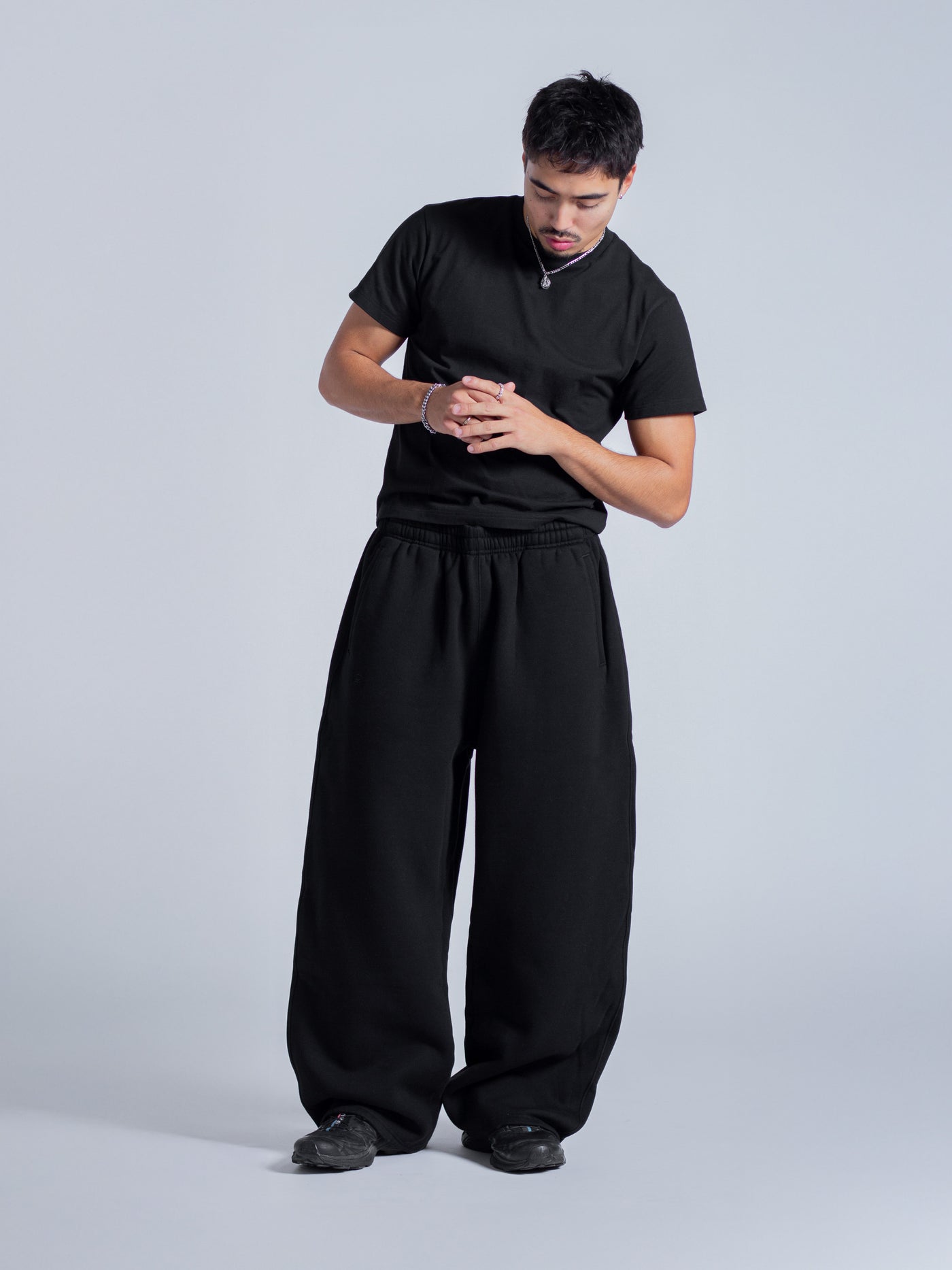 SIGNATURE BAGGY SWEATPANTS - BLACK