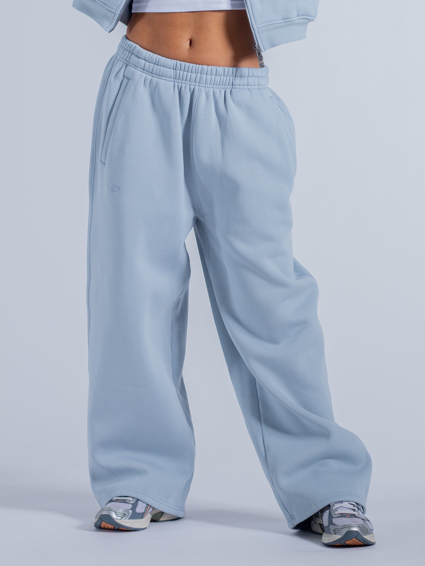 SIGNATURE BAGGY SWEATPANTS - SKY BLUE