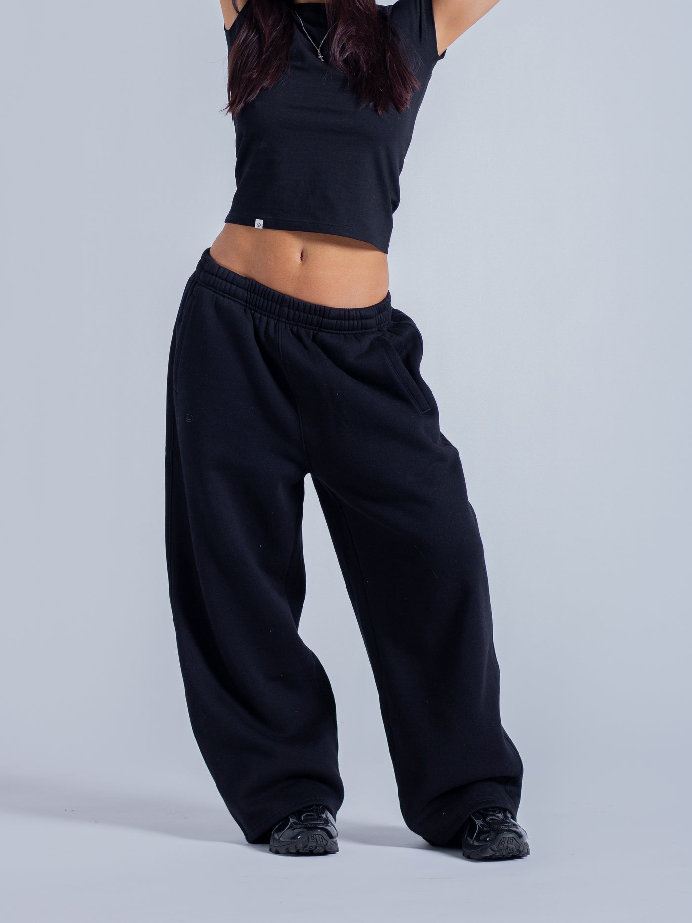 SIGNATURE BAGGY SWEATPANTS - BLACK