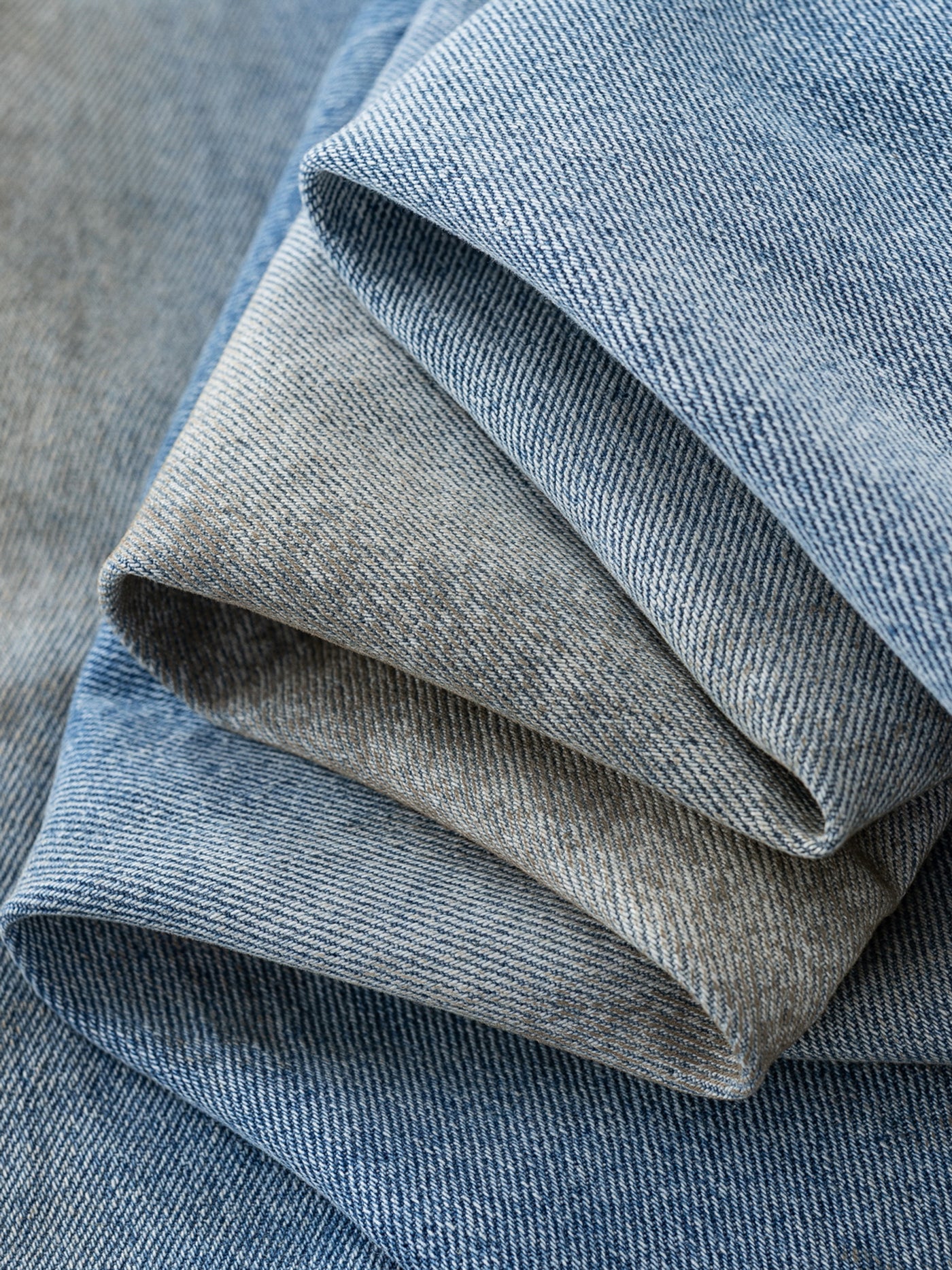 MUD STAINED JEANS - LIGHT BLUE