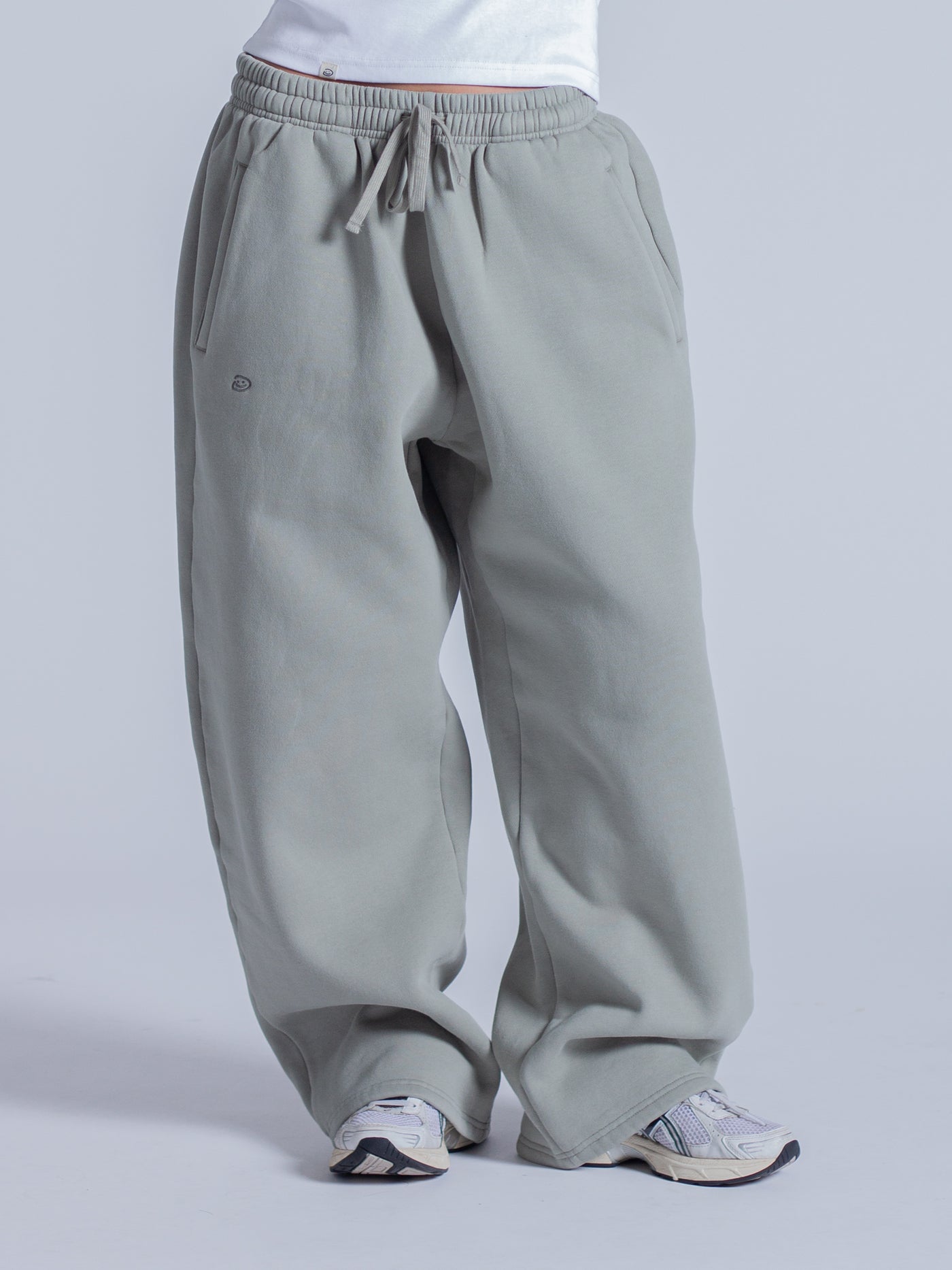 SIGNATURE STRAIGHT LEG SWEATPANTS - SAGE – DRMERS CLUB